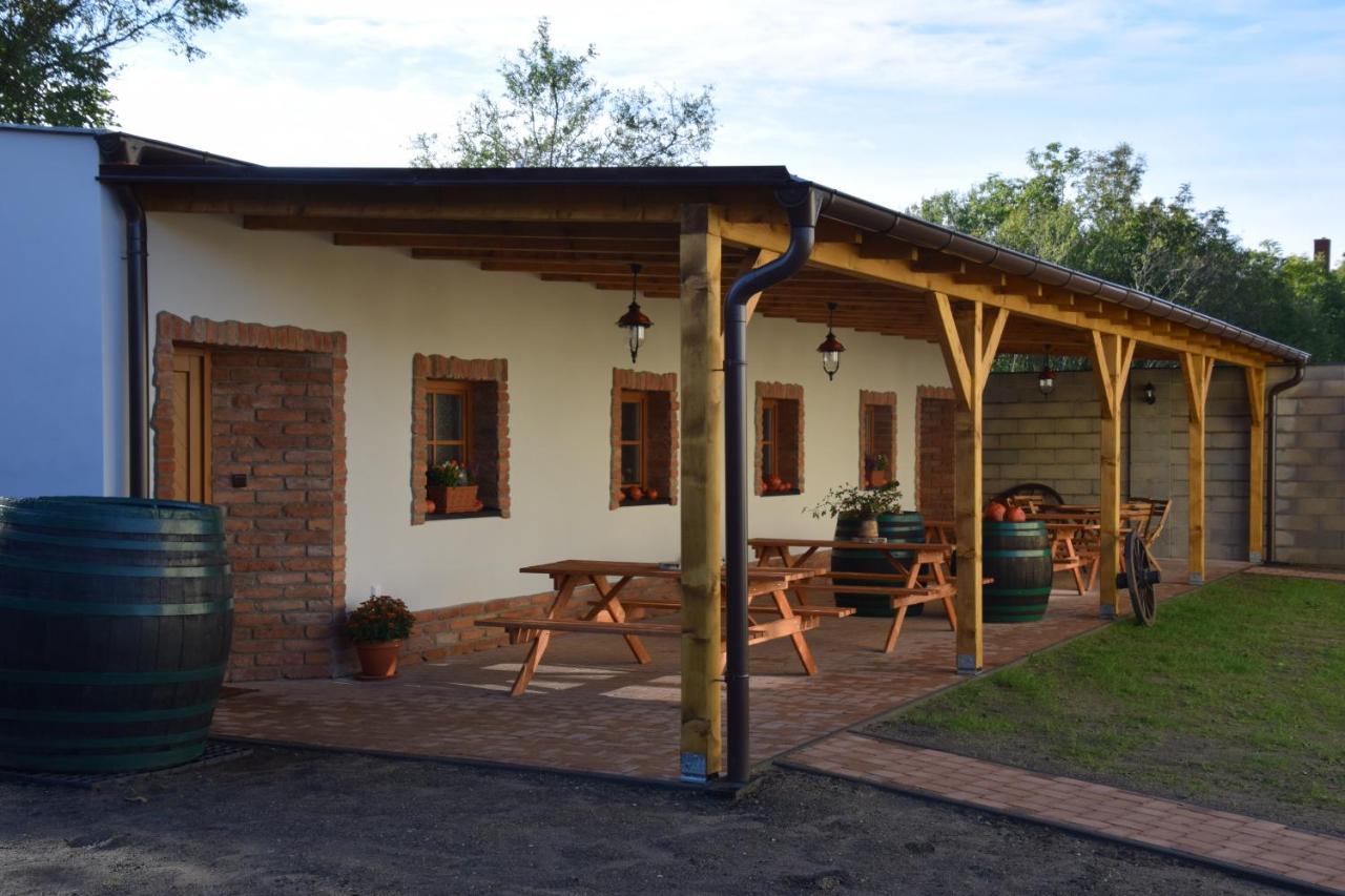 Comenius Moravus Vinarsky Dvur Mikulov Buitenkant foto