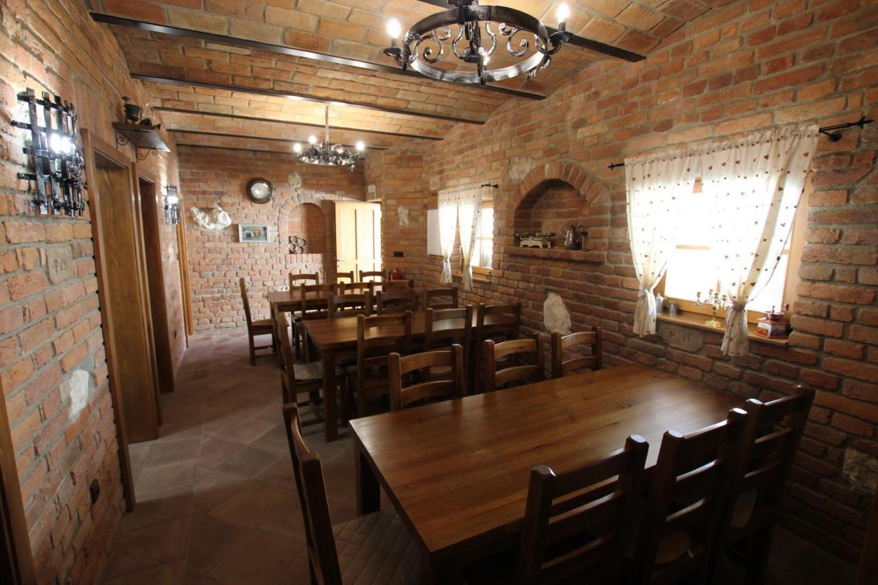 Comenius Moravus Vinarsky Dvur Mikulov Buitenkant foto