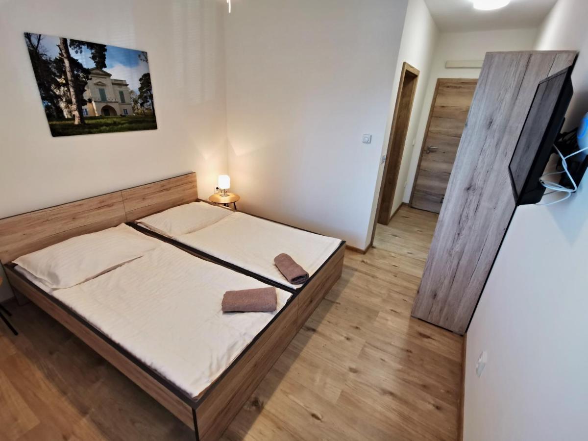 Comenius Moravus Vinarsky Dvur Mikulov Buitenkant foto