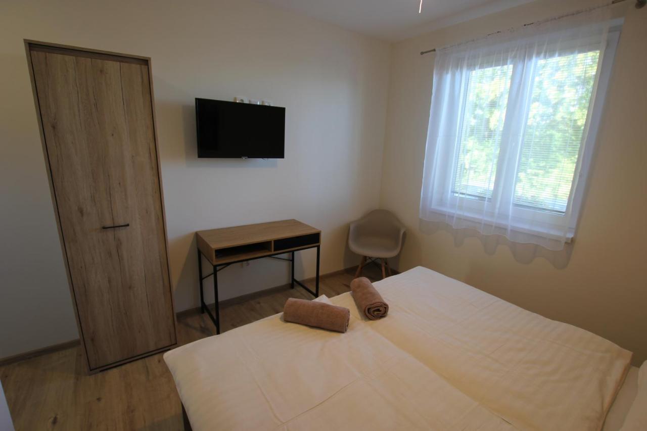 Comenius Moravus Vinarsky Dvur Mikulov Buitenkant foto