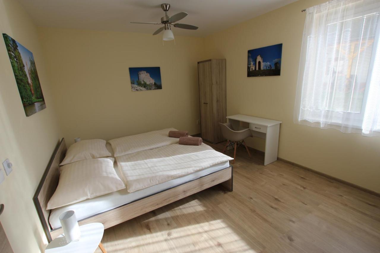 Comenius Moravus Vinarsky Dvur Mikulov Buitenkant foto
