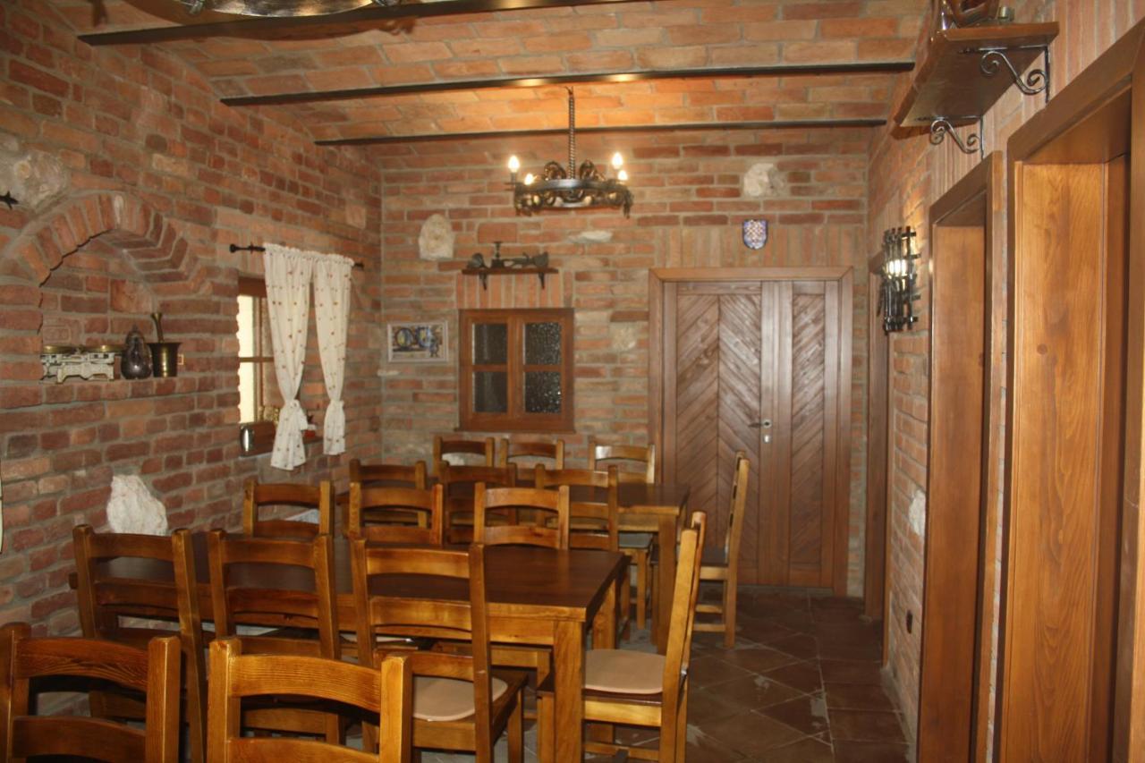 Comenius Moravus Vinarsky Dvur Mikulov Buitenkant foto
