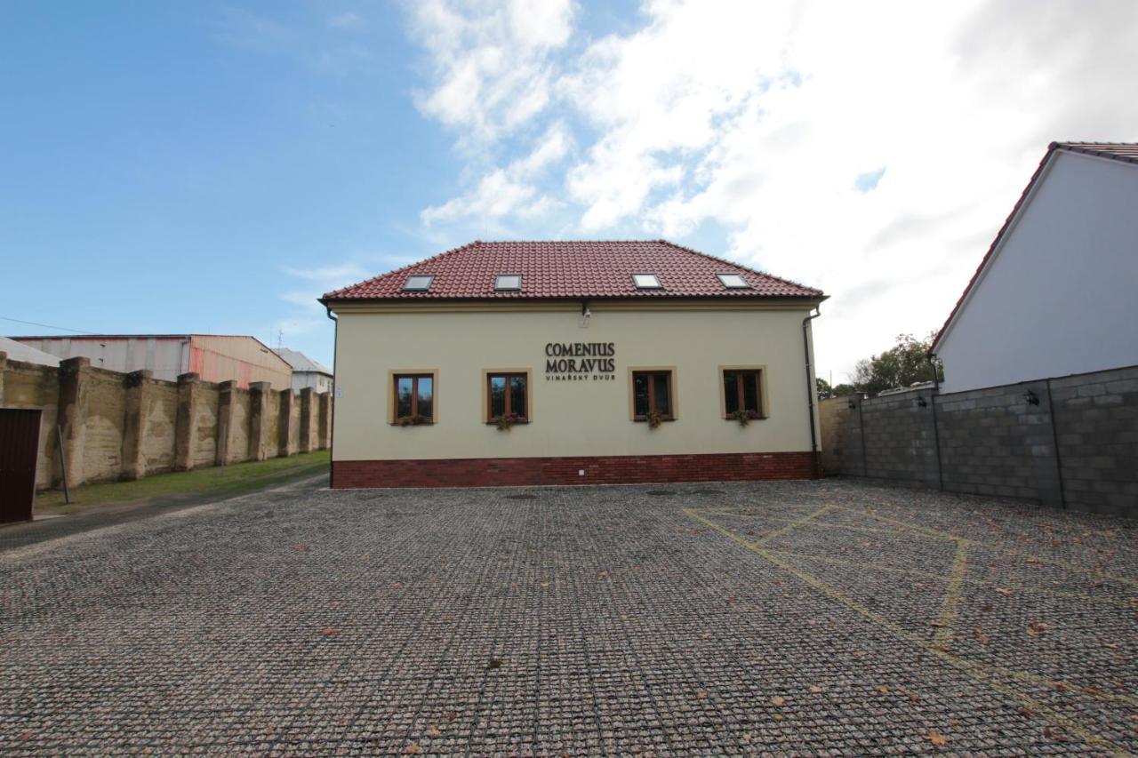 Comenius Moravus Vinarsky Dvur Mikulov Buitenkant foto